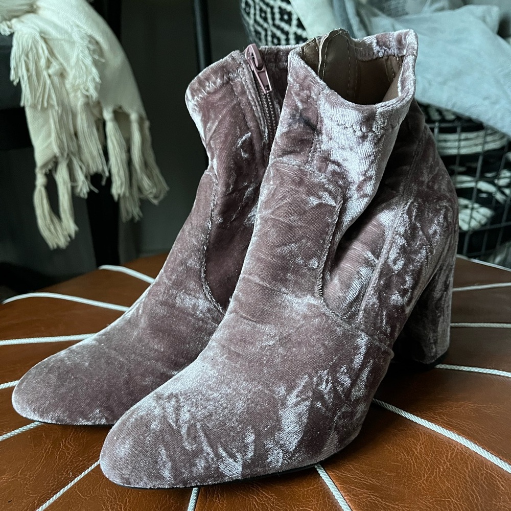 Emison Boot by Steve Madden • blush velvet • size 7.5